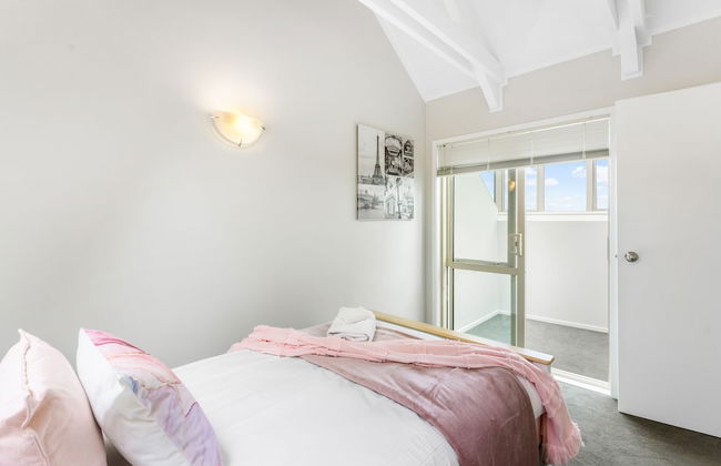 A Home away from Home - Netflix -Parking - Foto 4