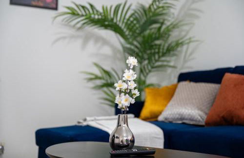 Superb Two Bedroom House Near Etihad & Coop Live - Free Parking - Foto 22