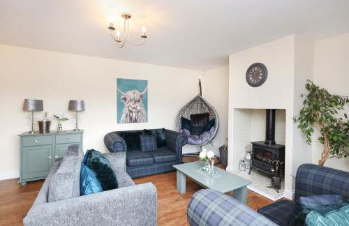 JOIVY Greenknowes Estate with Hot Tub and Bar - Farmhouse and Lodge - Photo 79