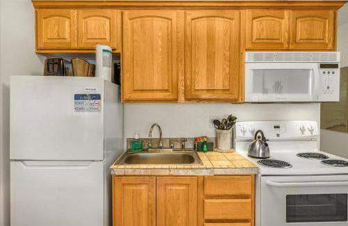 Oceanfront Suite - Top Floor - Sleeps 4 - Pool and Sauna - Foto 14