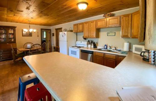 Burns Lake Cabin with Dock, Fire Pit, Rowboat and More - Foto 7