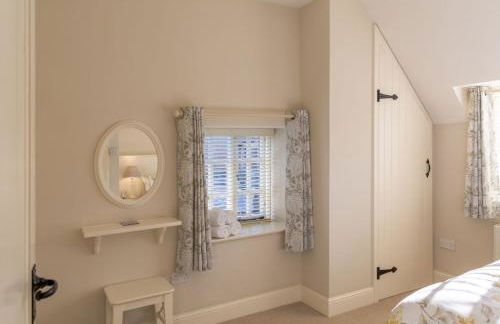 Jasmine Cottage - 2 Bedroom in Heart of Bourton! - Photo 40