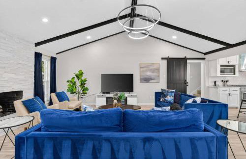 Perfect Getaway Home w Pool Jacuzzi Cinema Room - Photo 6
