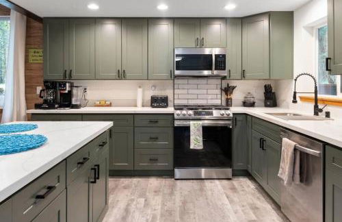 Luxe Chalet at Rainier Entrance with Hot Tub-AC-WiFi - Photo 16