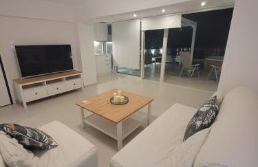 Stylish Rooftop Retreat with Hot Tub with Loutraki Beach - Foto 24