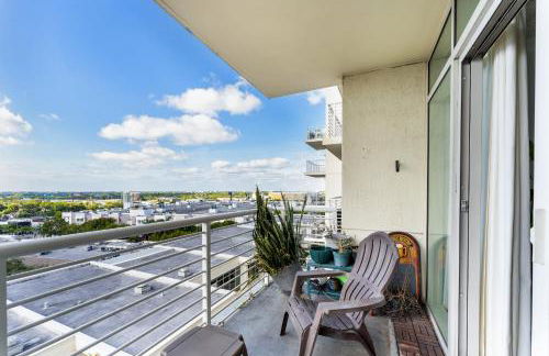 1BR Miami Retreat with BBQ, Pool, & Skyline Views - Foto 25