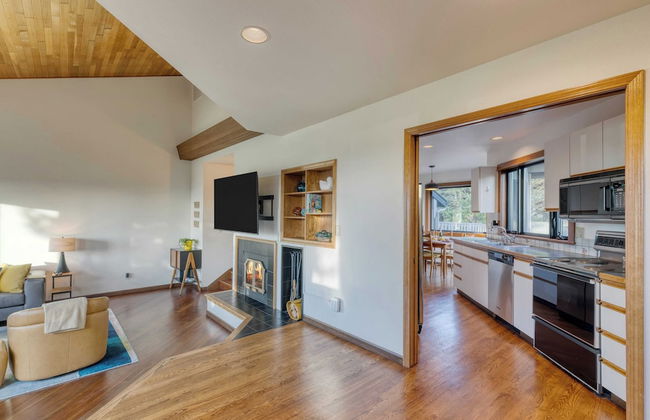 Half Block to Beach w/ Oceanview, Patio + Balcony The Shore Pine by Avantstay - Foto 12