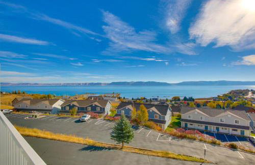 Spacious Garden City Townhome with Lake Views! - Photo 29