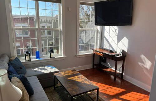 Sun-filled Capitol Hill home w/ parking & roofdeck - Photo 6