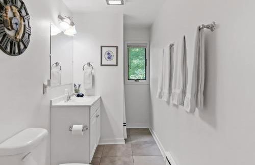 Impressive Dual Woods and Lake Homes That Sleep 32 - Foto 77