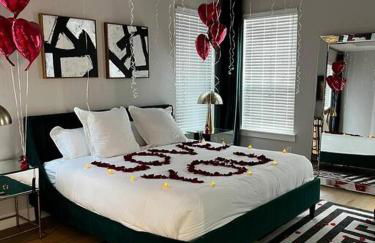 Black House - Downtown Elegance with HotTub and King Beds - Foto 28