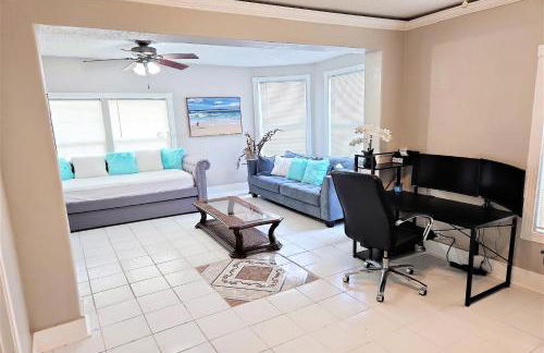 Experience Galveston- Only 1 Block to Beach & Pleasure Pier- 2BED 2Bath-6Beds-7 Minutes to Cruise Port-CasaAzul-2605A- - Foto 21