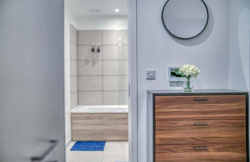 2-BR Near Salford Royal - City & Town Centre View - 1 Minute to Train & Tram Station - Sleeps 6 - Foto 29