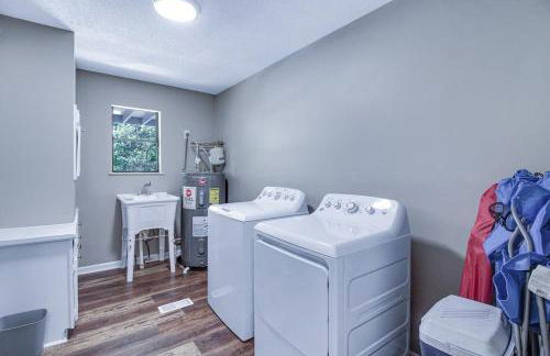 Large Hillside Retreat with Pool and Hot Tub - Foto 26