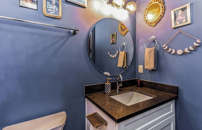 Chic Townhome for 10 W/rooftop - Foto 16