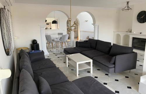 Villa with a big garden and heated pool - Photo 16