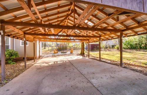 Tranquil Travelers Rest Home with Fire Pit! - Foto 22