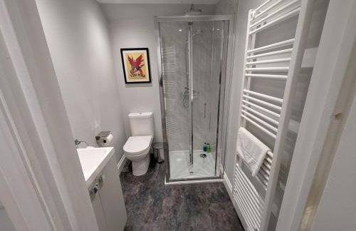 Modern & Stylish 1-Bed Apartment - inc parking - Photo 5