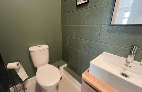 Sunny and spacious studio near the station - Photo 4