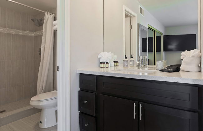 Modern Home w Private Pool Spa Pets Welcome - Photo 30