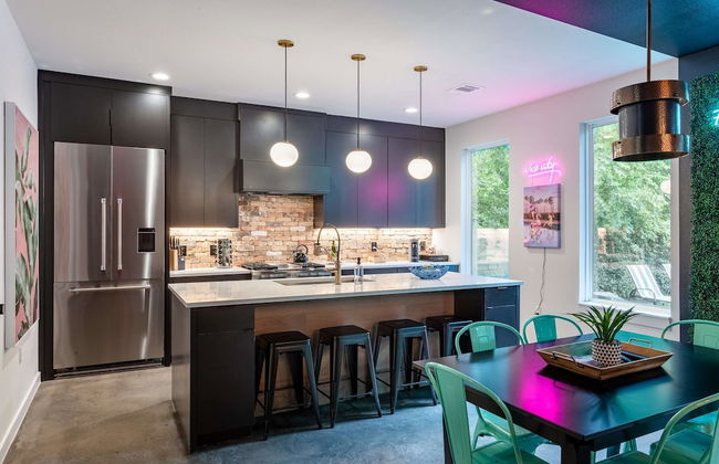 Upstay - Pristine Pool Palace - 7min to Rainey St - Photo 3