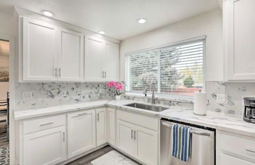 Relax Fireside and Play Pool! Home 4 Mi to Dtwn Reno - Foto 12