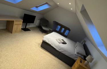 Spacious 2BR Apartment - Sleeps 4 - Parking & Pets - Coast Serviced Apartments - Enquire for Trade & Long stays - Photo 2