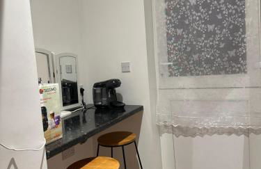 1st Studio Flat With full Private Toilet And Shower With its Own Kitchenette in Keedonwood Road Bromley A Fully Equipped Independent Studio Flat - Photo 19