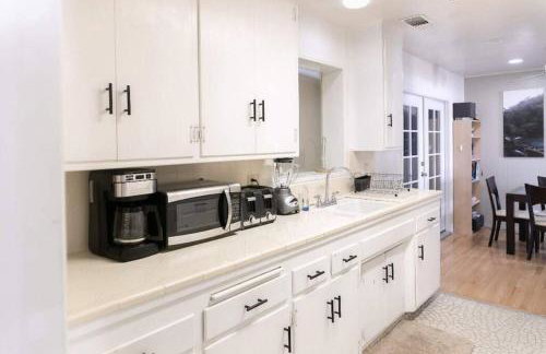 SunHouse 1410sqft BBQ 3xTVs Pets W/D Backyard - Photo 21