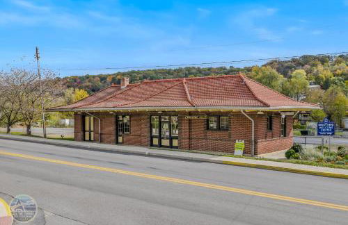 The Manor - Historic Mansion, Wifi, Covered Porch, Screen Porch, King Bed, Walk to Spas, Shops & Restaurants - Foto 83