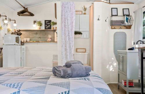 Tiny Home w MIL suite - 3 MI to DT - Foto 71