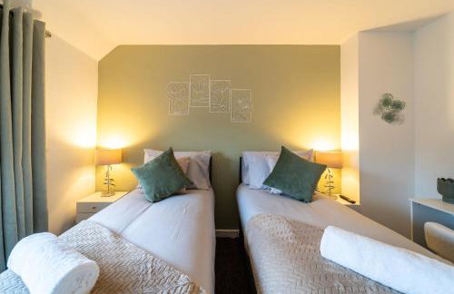 Cosy 3-Bed House With Parking, 5 Mins to QE & Uni - Photo 60