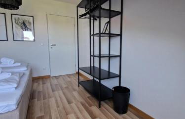 C4S COME4STAY Altötting - 3-Zi Whg I Zentrale Lage I Parkplatz I Balkon I WIFI I SmartTV I 1 Kingsize, 1 Queensize Bett I Office Arbeitsplatz I Wohnbereich mit Couch und Essbereich I voll ausgestattete Küche I Nespresso - Foto 22