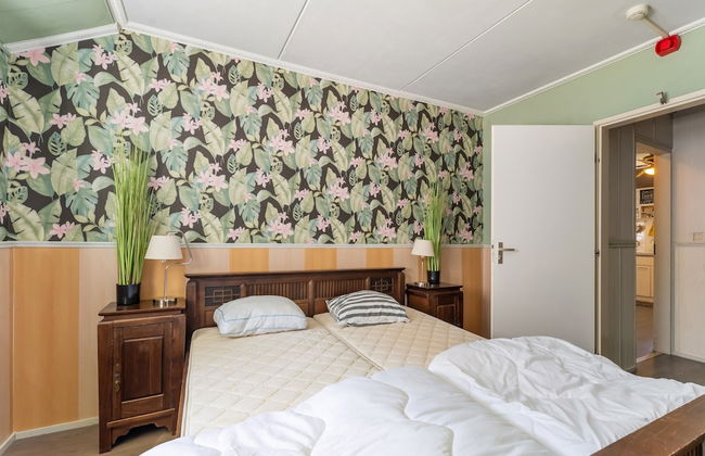 Group Home in Giethoorn With Waterside Terrace - Photo 11