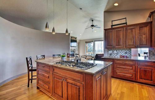 Grand Cabin with Hot Tub and Views - 3 Miles to Hiking - Foto 11