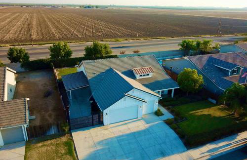Spacious Home with Private Pool - Photo 2