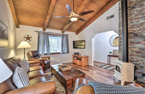 Hot Tub and Patio Pet-Friendly Cabin in Munds Park! - Foto 2