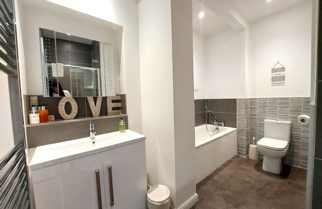 Meadow View Apartments are 2 and 3 bedroomed with private parking - Foto 149