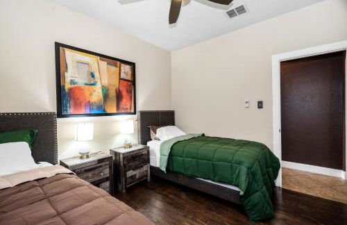 Luxury & Highly furnished upscale w Patio & Garage - Foto 20