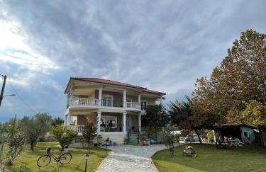 Η Αυλή - Photo 1