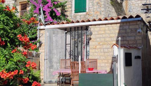 Apartment Alena with terrace and garden Center Jelsa - Photo 3