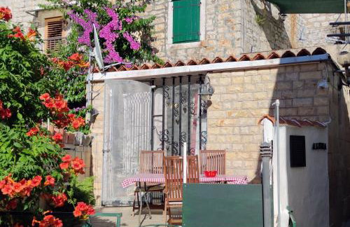 Apartment Alena with terrace and garden Center Jelsa - Photo 2