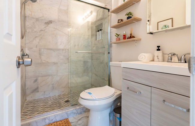 Arthaus- Fully Stocked Kitchen and Fenced Yard - Foto 19