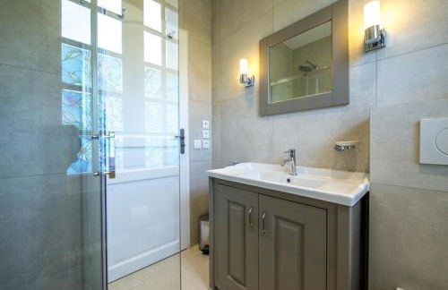 Spacious villa in Tourrettes-sur-Loup with Private Lake access Sleep 16 - Foto 4