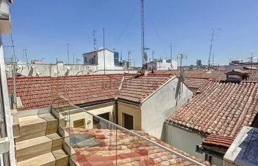 Chic Penthouse with Urban Charm & Rooftop - Foto 12