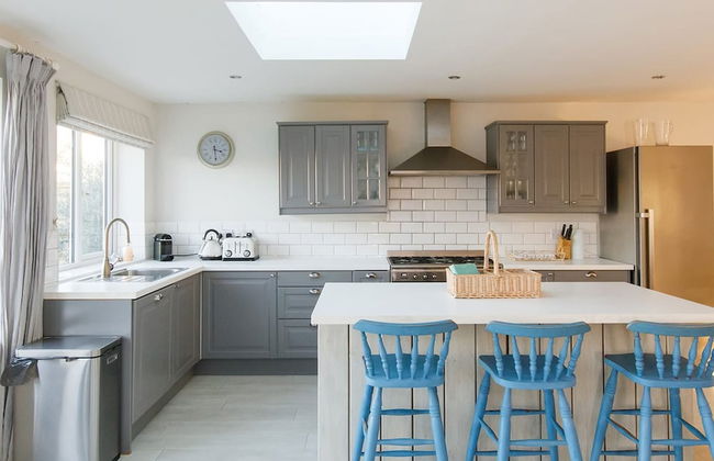 4BR Beach House Sleeps 10 - 5 Mins Walk to the Sea - Foto 3