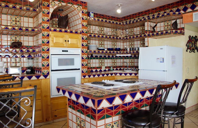 Mid-century Ocean View Apartment - Photo 11