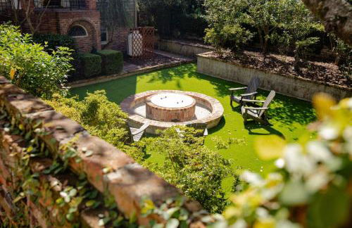 2 Blocks to riverfront | 48" Firepit | Turf Yard - Foto 10