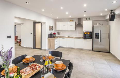 Villa Ume - heated pool, sauna, volleyball court - Photo 9