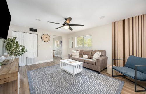 Beachside Bungalow- 2 minutes from the beach! - Foto 1